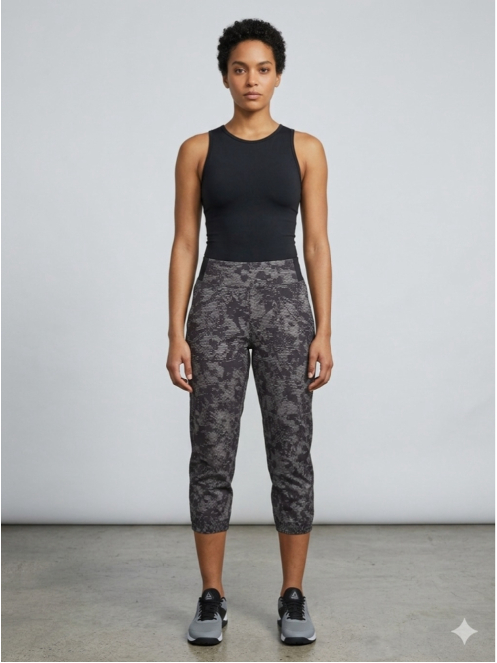 Women's Lole Athletic Capri Pants Size S Black Grey Patterned 2022
